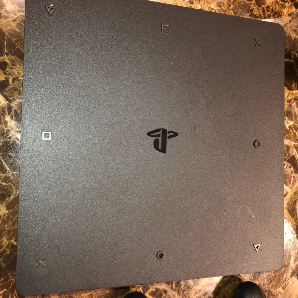 PS4 Slim - Picture 2 of 2